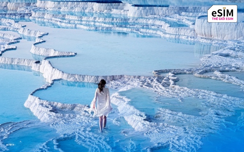 Thả mình thư giãn trong hồ nước khoáng nóng tại lâu đài bông Pamukkale trắng muốt.